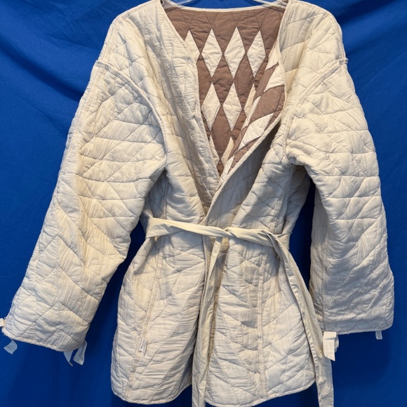 Magnolia Pearl Hand Quilted Reversible Jacket, White/Tan. Excellent Condition. - Picture 9 of 9